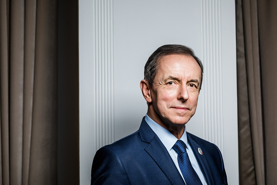 Profesjonalna sesja zdjęciowa dla polityka Warszawa. Eurowybory 2024 Sesje beznesowe polityków na kampanię wyborczą do Europarlamentu Warszawa